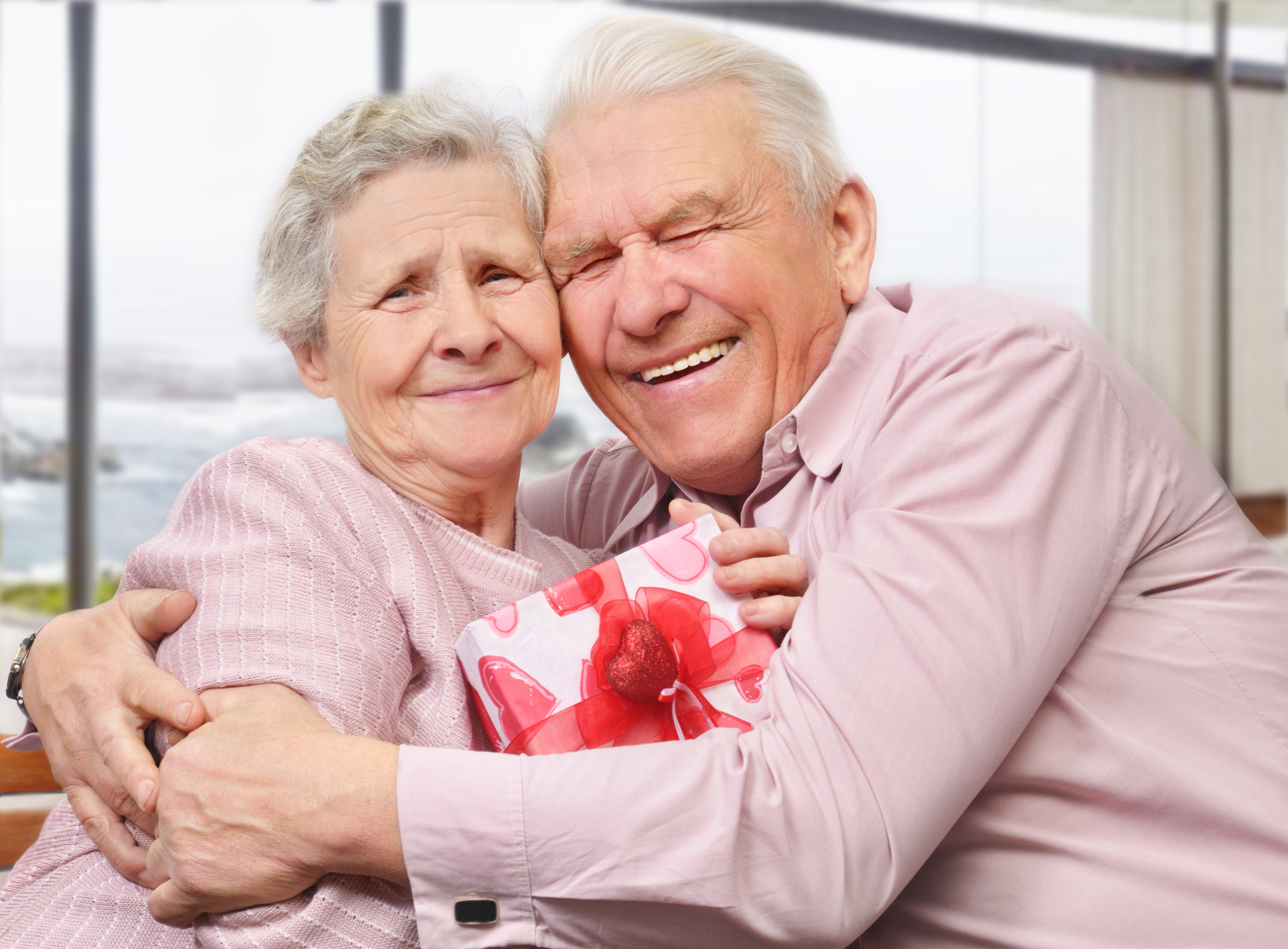 Любовь долголетие. Пожилые люди. Подарок пожилому человеку. Бабушка и дедушка. Счастливые пожилые люди.