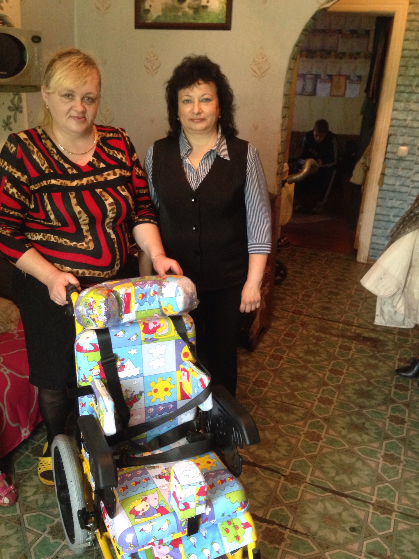 Вручение коляски в Дзержинске в рамках Миссии добрых дел
